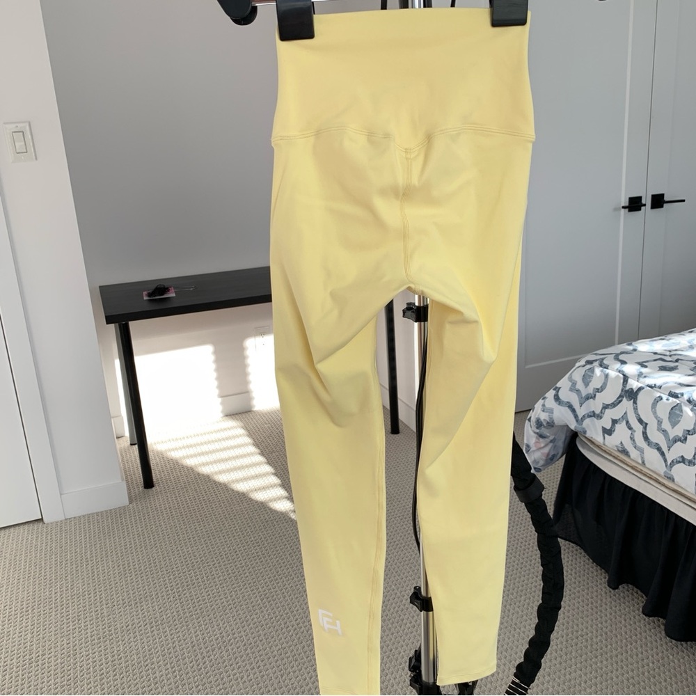 First Health Apparel Performance Leggings 28’ Colour Blonde Size 2